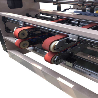 Automatische machine voor het naaien, kleven en verlijmen van gegolfde kartonnen dozen