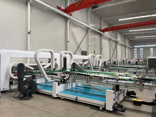 Automatische machine voor het naaien van kartonnen doosjes