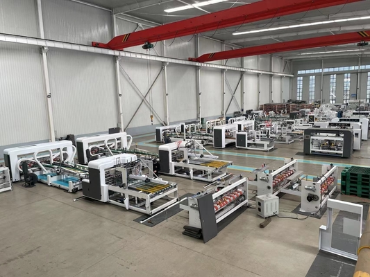Automatische machine voor het naaien van kartonnen doosjes
